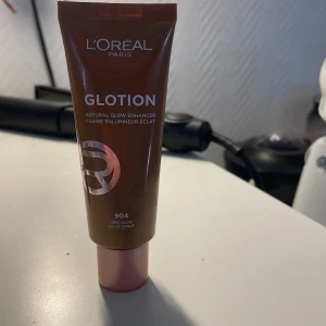 L'Oréal Paris Glotion - L'Oréal Paris Glotion i nyansen 904 Deep Glow är en naturlig glow enhancer som ger huden en strålande lyster. Perfekt för att framhäva ansiktets naturliga skönhet med en subtil glöd. Varan är bara testad