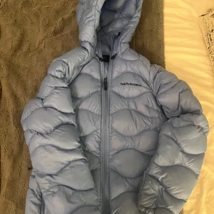 Ljusblå dunjacka från Peak Performance - Säljer en snygg ljusblå dunjacka från Peak Performance!