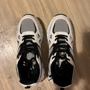 Skor  - Helt nya sneakers från Lager 157 i strl 39. Säljer pga att dom aldrig kommer till användning. 