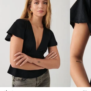 Gina topp - Säljer denna snygga slutsålda knyt toppen från Gina. Säljer då den inte kommer till användning. Storlek S men passar också Xs❤️perfekt nu till våren och sommaren