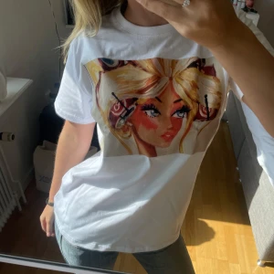 Vit t-shirt med konstmotiv - Säljer en vit t-shirt med egengjort tryck på framsidan som jag har gjort själv!  T-shirten har en normal passform och är kortärmad. Materialet är mjukt och bekvämt🫦💞💁🏼‍♀️