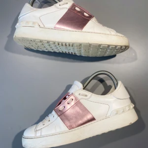 Valentino Skor - Hej! Säljer nu mina skor från märket Valentino, storlek 36 okej skick, givetvis äkta. Tveka inte på att höra av dig om du har frågor eller funderingar kring skorna! 