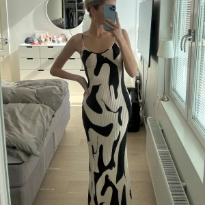 Svartvit långklänning med mönster - Säljer en snygg svartvit långklänning!