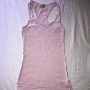 Rosa ribbad linnetopp från Marwin - Säljer en söt rosa ribbad linnetopp från Marwin i storlek XS. Den har en defekt i bild 2.