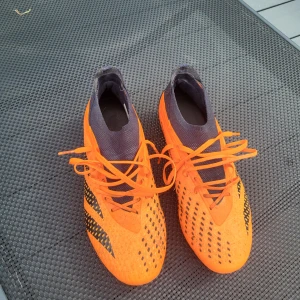 Adidas predator .1 Orange - Adidas predator .1 som är orange och svarta. Säljer för 400 kr kan förhandlas till lägre pris. Köptes för 2100 kr på unisport, ordinarie pris 2699 kr. Storlek 41 1/3 men passar även 42.