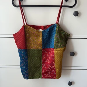 Flerfärgad patchwork-linnetopp från Younique - It is large, but I am small and it still fits me well.