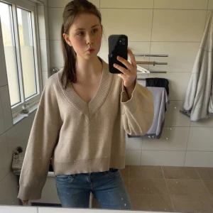 Beige oversized EDITED tröja - oversized, lite croppad tröja, jag är 170cm och brukar ha S. I stl XS/34 men passar S/M också. Notera att den är lite nopprig