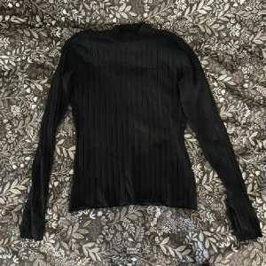 H&M tröja - Storlek M men sitter som en S❤️pris kan diskuteras 