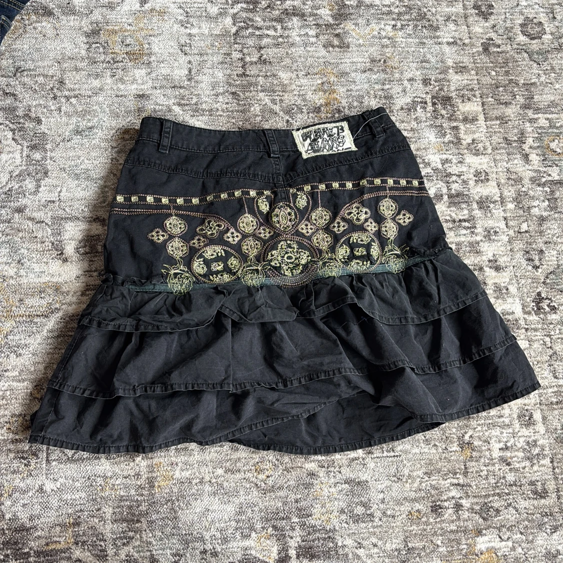 Svart kjol med broderade detaljer från Pepe jeans - 1