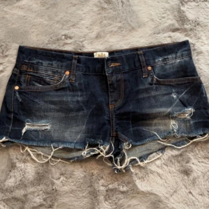 Lågmidjade jeans shorts - As snygga lågmidjade jeans shorts i bra skick. Midjemått tvärs över: 40 cm💖