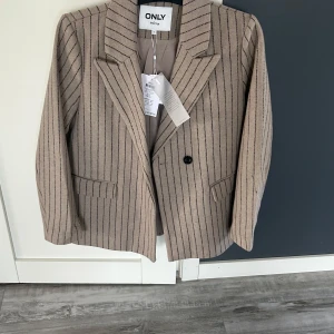Jacka/kavaj - Jacka/kavaj från Only aldrig använd. Prislapp sitter kvar. Ord pris 799kr säljer till 200kr. Mycket bra kvalitet. Storlek är XS men kan också  passa som S!