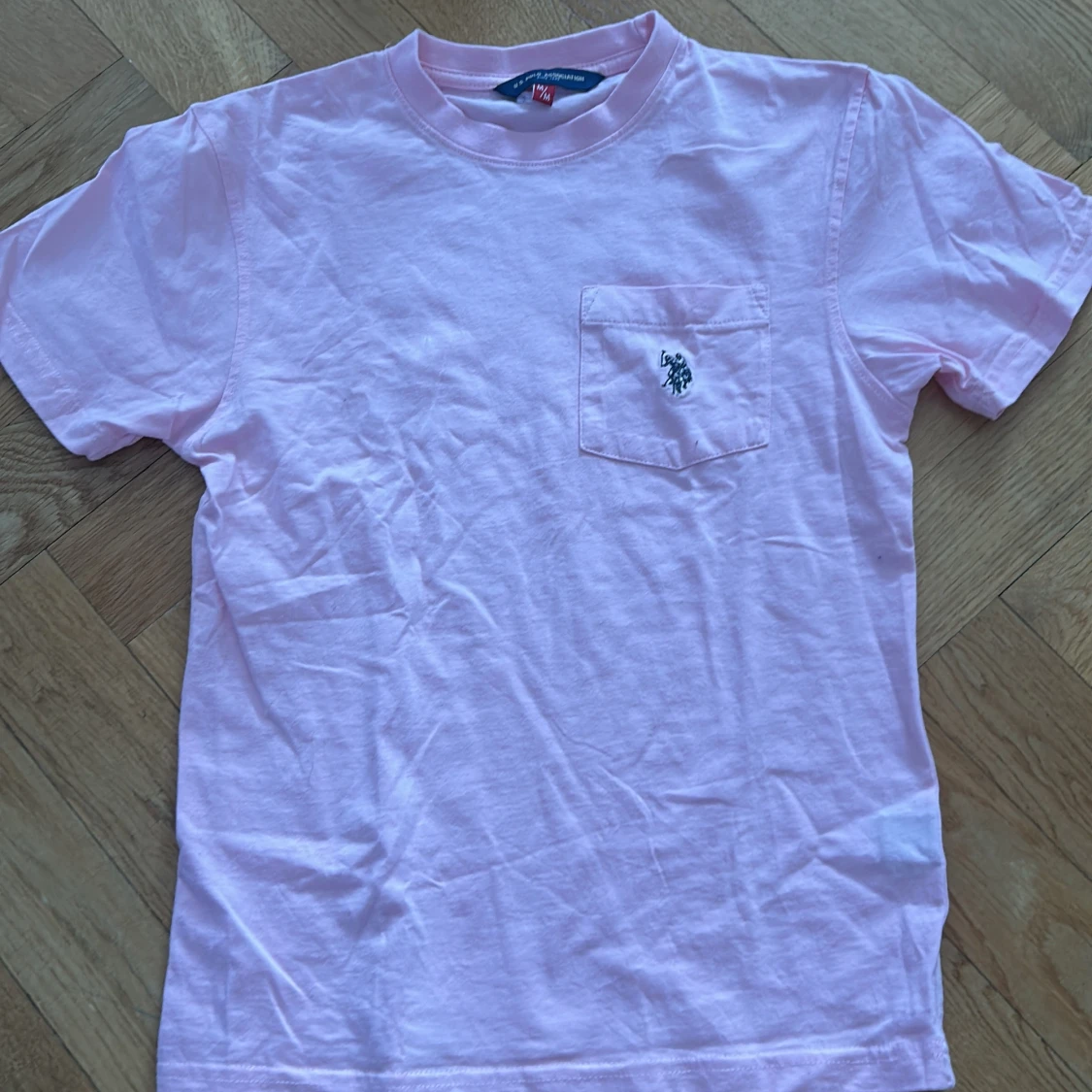 Ljusrosa t-shirt med bröstficka från U.S. Polo Assn. - 1