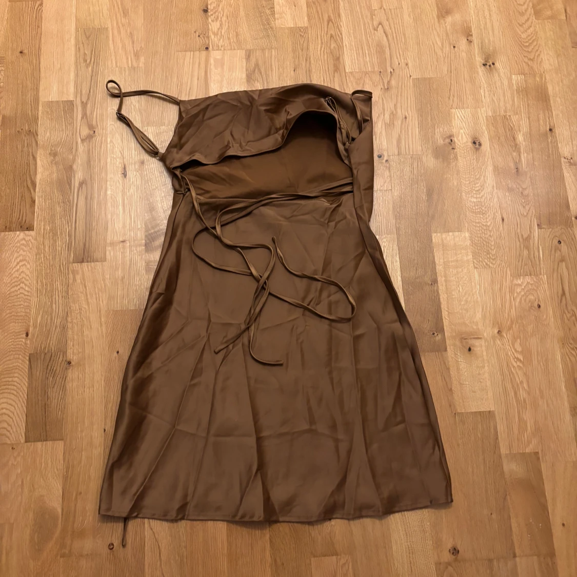 Brun omlottklänning i satin - 1