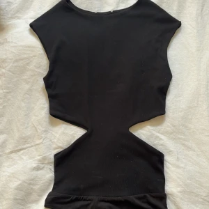 Svart body med cut out - Snygg svart body med cut på sidorna! Aldirg använd!❤️‍🔥