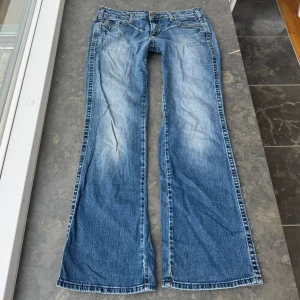 Misssixsty jeans  - Endast intressekoll‼️Midjemått tvärsöver: 41,5cm Midjehöjd: 20cm Inerbens längd: 79cm. Jeans är välanvända och tyget är slitet och tunt mellan benen, men fortfarande i ganska bra skick. Finns ett litet hål, se sista bild💕