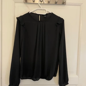 Svart blus  - Aldrig använt, storlek XS, dm för mer information. Köpt från Amisu  