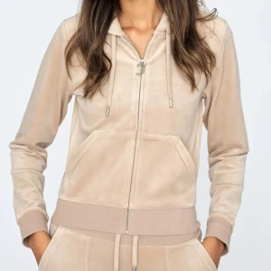 Beige velour hoodie från Juicy Couture - Juicy hoodie i färgen warm taupe i storlek xs. Jättefint skick, utan några defekter alls - som ny!! Skriv om ni har frågor eller vill ha fler bilder 🙌