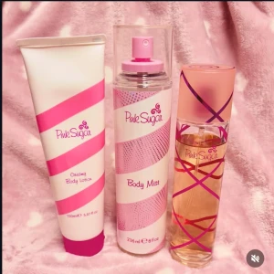 Pink Sugar parfym/bodymist/lotion från Aquolina - Säljer ett set med Pink Sugar parfym, body mist och body lotion från Aquolina. Doften är söt med toner av karamell, vanilj, frukt och sockervadd. Perfekt för dig som gillar gourmanddofter. 