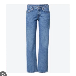 Blå raka jeans från Weekday - Säljer ett par klassiska blå jeans från Weekday i modellen Arrow Low Straight. Jeansen har normal passform, raka ben och låg midja. Perfekta till vardags och lätta att matcha med olika stilar.