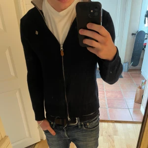 Marinblå kofta från Morris - Morris zip i storleken S men passar mer XS | Inga defekter på tröjan | NY PRIS ≈2000 | 100 procent Mariano ull | Skriv gärna för fler bilder eller frågor!