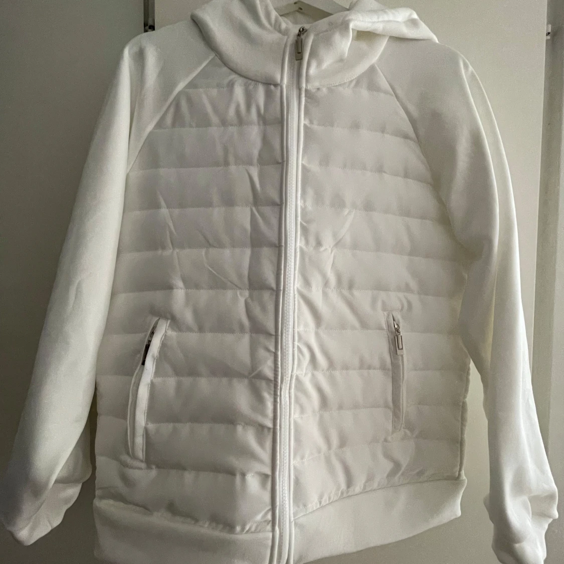 Vit pufferjacka / vårjacka med huva
