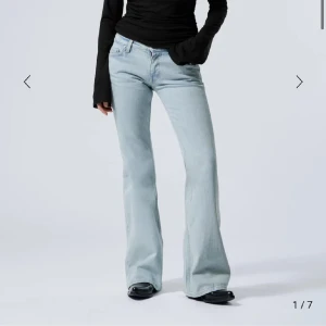 Ljusblå bootcut jeans - Säljer ett par ljusblå bootcut jeans med klassisk femficksdesign och normal passform. Jeansen har hög midja och är tillverkade i denim. Perfekta till vardags för en avslappnad men trendig look. W26 L32