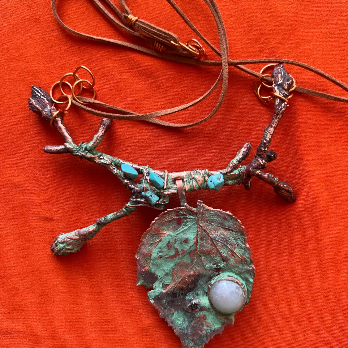 Handgjort halsband med blad och sten