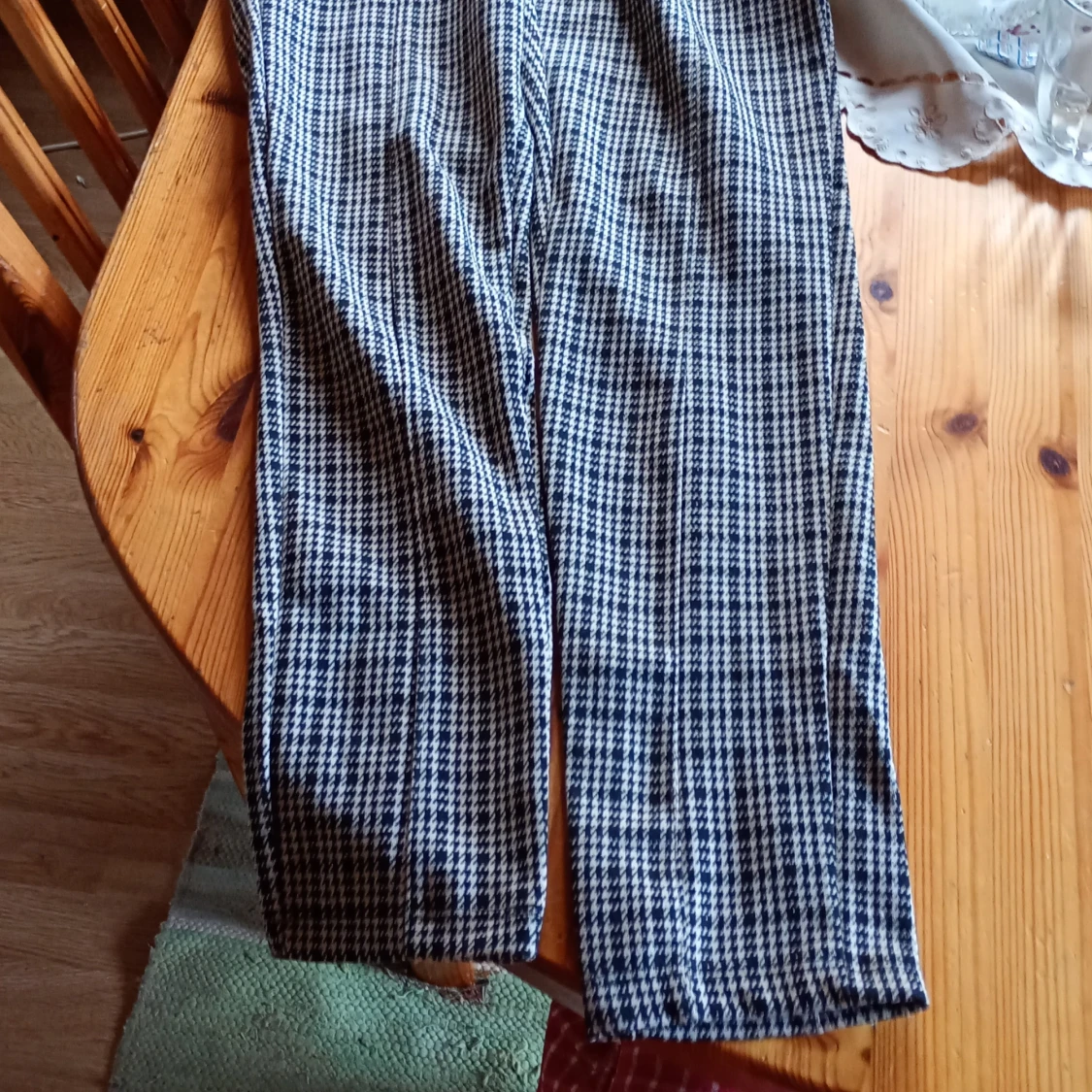 Rutmönstrade byxor i svart och vitt brunt stl  L - 2