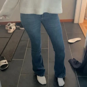 Mörkblåa jeans  - Jättesnygga jeans som inte kommer till användning längre, är lite sliten längst ner men ingen annan defekt!