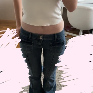 Gulliga lågmidjade blå jeans med fickdetaljer🌸💖 - Säljer ett par blå lågmidjade jeans med gulliga   fickor framtill. 💗