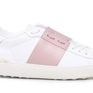 Valentino Open sneakers med rosa detalj - Snygga vita sneakers från Valentino med en bred, ljusrosa remsa över mitten. Skorna har klassisk snörning, rund tå och en unik nitudetalj på hälen. Tillverkade i skinn för en lyxig känsla och stilren look. Helt nya ingår box 