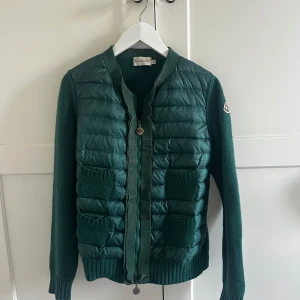 Grön moncler cardigan  - Jättesnygg vintage cardigan från moncler, säljs inte längre i affärer. Ganska använd men inget synligt tecken på slitage. Äkthets bevis finns 