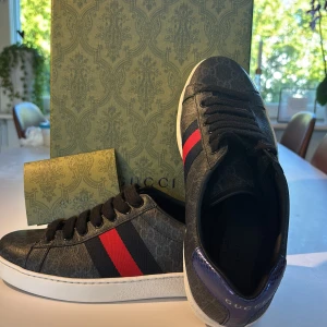 Gucci ace skor  - Tja! Säljer ett par stört feta Gucci ace skor i mycket fint skick! Skorna har inga defekter förutom lite smuts på under sulan. Låda och kuvert ingår! Storlek 42 passar upp till 42,5 ungefär. Om du har fler frågor eller funderingar så hör av dig! Mvh JacobsCloset 