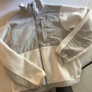 Vintage North Face Fleece - Köpte denna på en marknad i Miami men den var lite för liten på mig tyvärr :(( Supersnygg vintage North Face grå/krämvit fleece 😍Har en liten fläck på armen men annars i fint skick! Pris kan diskuteras 🙏