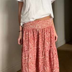 Långkjol - Långkjol i väldigt bra skick. Vita pärlor vid midjan ❤️