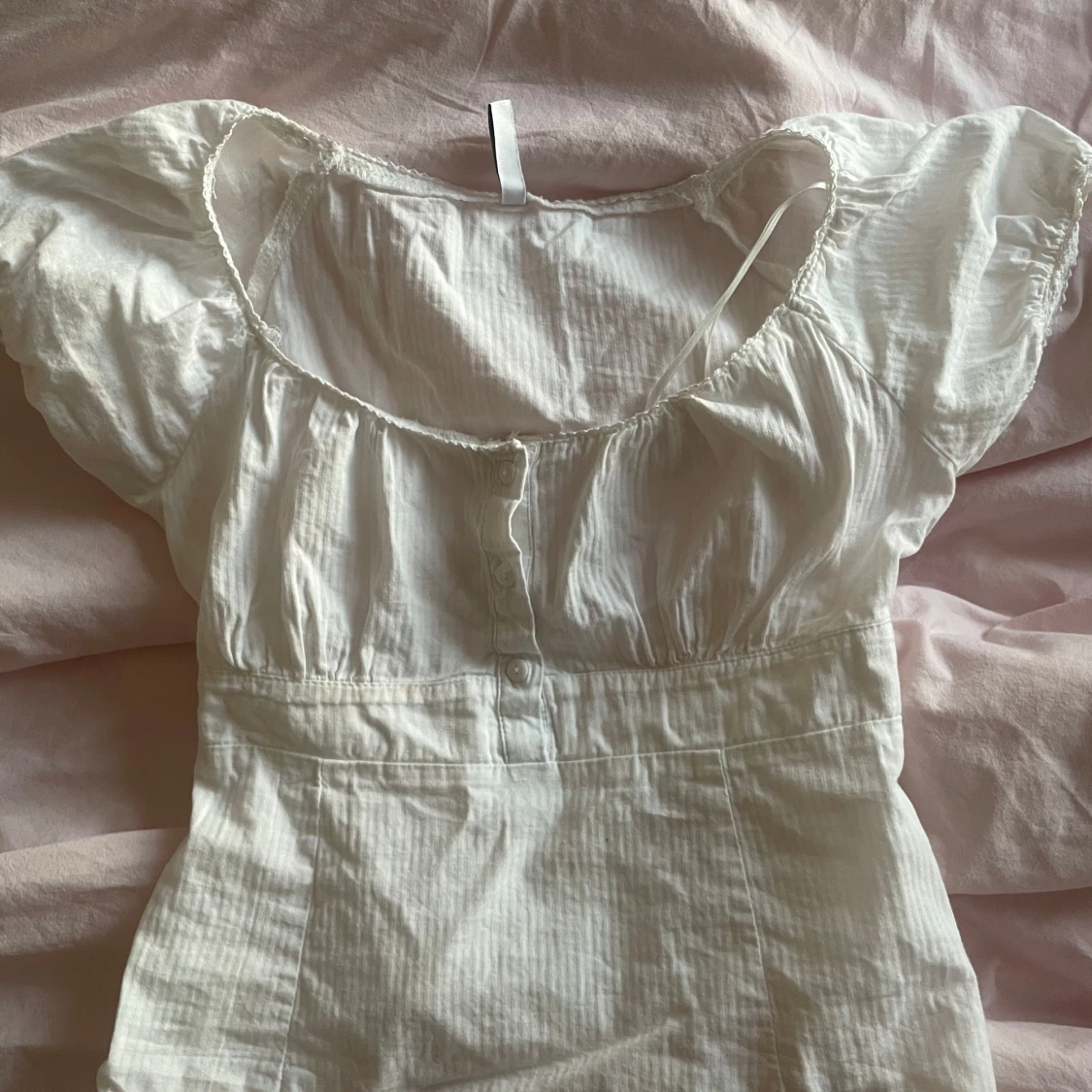 Vit blus med knappar