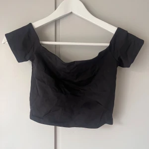 Svart topp - Säljer min fina och svarta topp från Zara i bra skick! Skriv för fler bilder! 🥰
