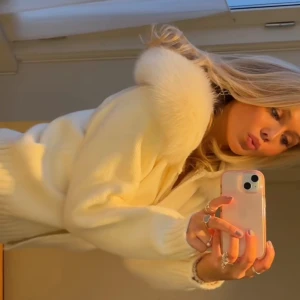 Alessa jacka - Säljer en mysig vit stickad jacka med dragkedja och fluffig pälskrage. I ny skick 💓 pris kan diskuteras vid snabb affär 