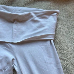 Vita byxor från Gina Tricot - Säljer ett par vita byxor från Gina Tricot. De har en bred midja och är gjorda i ett mjukt material som ger en bekväm passform. Passar S