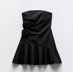 Svart klänning zara - Säljer denna snygga klänning från zara, endast använd en gång💕💕