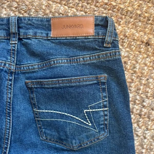 Blå bootcut jeans från Junkyard - Skit snygga jeans 🩷🩷🩷🩷 defekter på bild