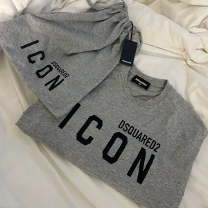 Grå t-shirt från Dsquared2 - Säljer en grå t-shirt från Dsquared2 den är helt ny med prislappar och köpt på Nk. Den är i storlek 16 Y men passar S/M. Påsen medföljer vid köp☺️