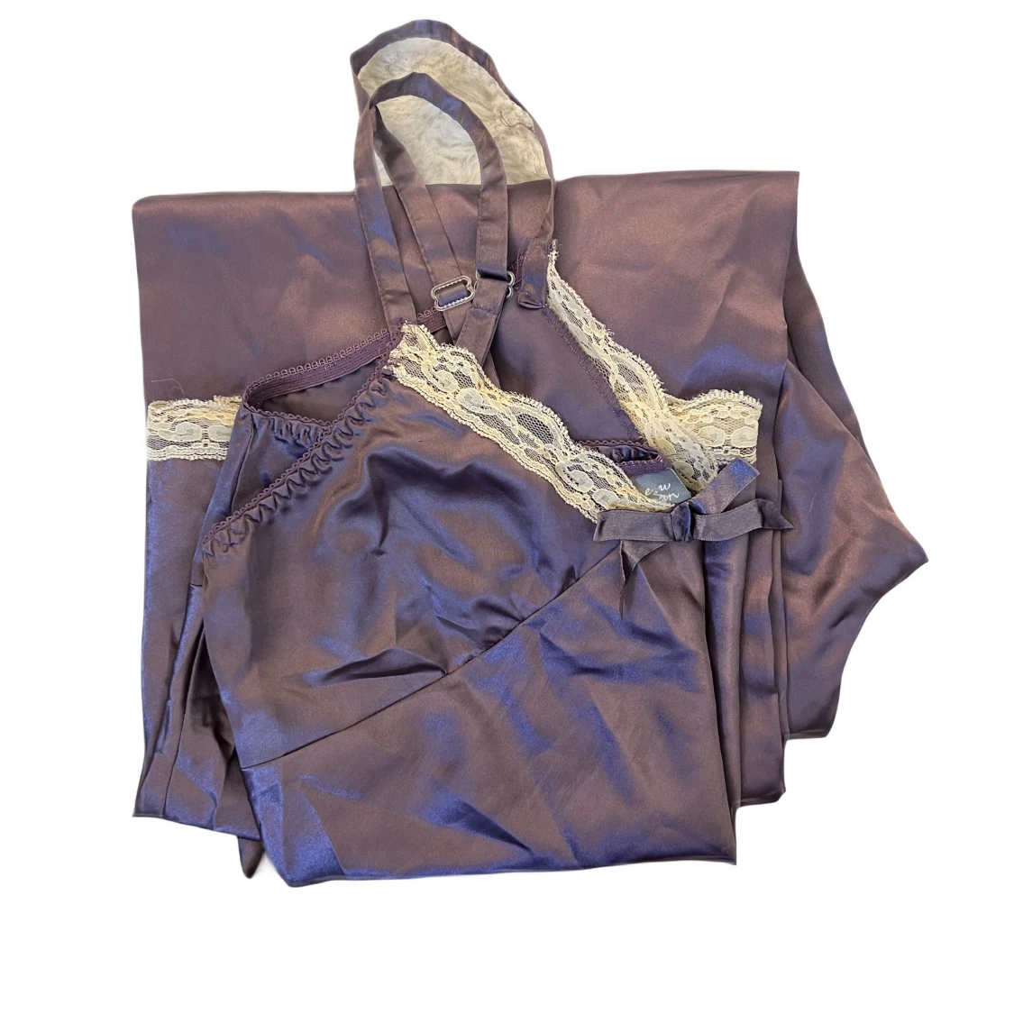 Lila satinpyjamas med spetsdetaljer - 1