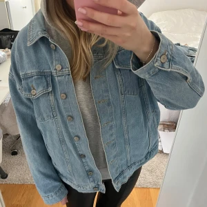 Ljusblå jeansjacka - Säljer en klassisk ljusblåblå jeansjacka, sååå snygg och vårig😍 Pris är alltid diskuterbart, framförallt om du köper bundle, så kika gärna in min profil❤️Har en lite gul missfärgning på insidan av jackan, inget som syns alls utifrån