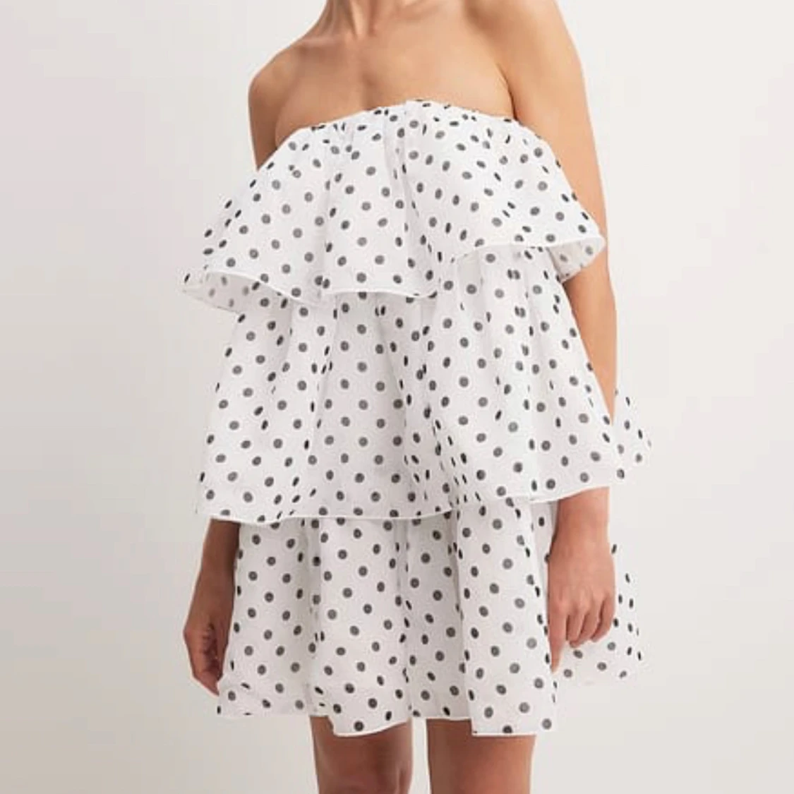 Vit axelbandslös klänning med prickar - 1