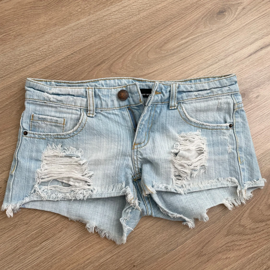Ljusa jeansshorts med slitningar