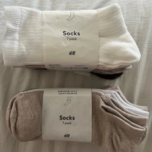2 stycken 7-pack strumpor från H&M - Säljer 2 stycken helt nya 7-pack strumpor från H&M. Strumporna är mjuka och bekväma, perfekta för dagligt bruk. De kommer i en mix av vita och beige toner, vilket gör dem lätta att matcha med olika outfits. Både låga och högt skurna. Storlek 36-38. Pris kan diskuteras🥰