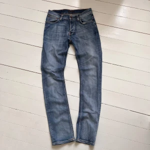 Nudie jeans 34/30 - Length 34 waist 30, kolla passform på sista bilden. Modell är 179, 73 kg. Kom med frågor. Rekommenderar för längre personer. Vill sälja av snabbt därav det låga priset