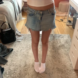 Ljusblå jeanskjol Zara - Ljusblå jeanskjol från Zaras barnavdelning! Den är i st 140 men skulle nog mer säga 146/xxs🥰🥰