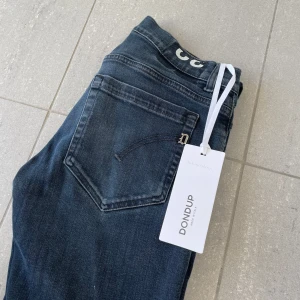 Dondup George jeans  - Säljer nu dessa mörkblå/svart dondup George jeans, taggen är endast med för fotot, skriv för fler bilder/frågor🙌🏼